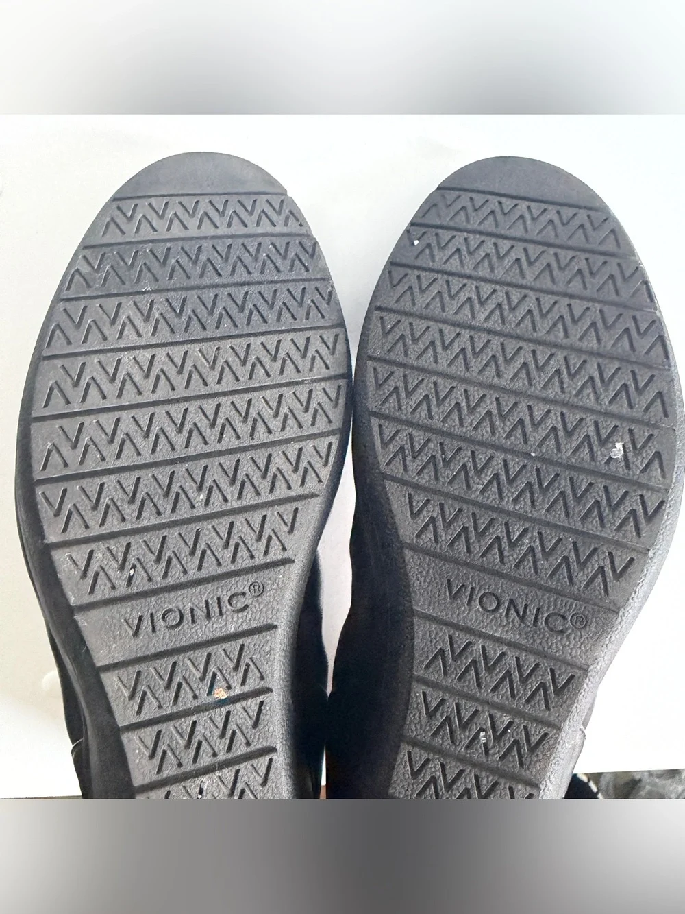 EUC Vionic Black “Jacey” Slip On Wedge Short Heel Round Toe sz 8 supportive